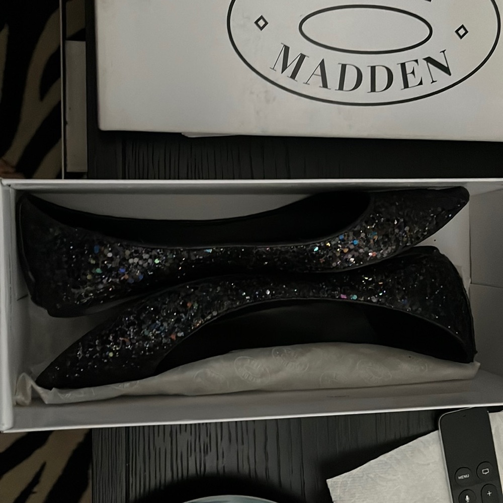 Steve Madden Vegasss Glitter Multi Flats pointed toe. Size 8 black sparkle